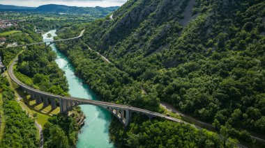 Slovenya Soca Nehri üzerindeki Solkan Demiryolu Köprüsü Hava Çekimi
