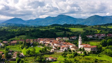 Slovenya, Vipava Vadisi 'ndeki Picturesque Townscape' in Drone View 'ı