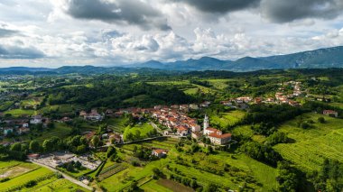 Vipava Vadisi 'nde yaz: Şehir ve üzüm bağlarının insansız hava aracı görüntüsü