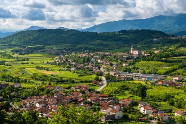 Slovenya 'nın Vipava Vadisi' ndeki Idyllic Küçük Kasabası ve Üzüm bağları