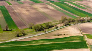 Kırsal yama alanları üzerinde drone görünümü