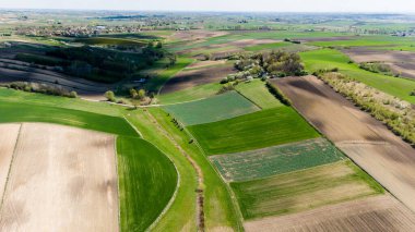 Kırsal yama alanları üzerinde drone görünümü