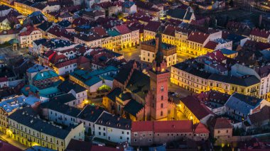 Tarnow aydınlatılmış eski kasaba manzarası, hava aracı manzarası, Polonya.