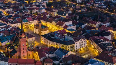 Tarnow aydınlatılmış eski kasaba manzarası, hava aracı manzarası, Polonya.