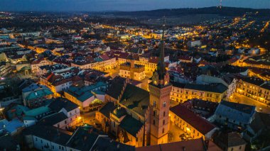Tarnow aydınlatılmış eski kasaba manzarası, hava aracı manzarası, Polonya.