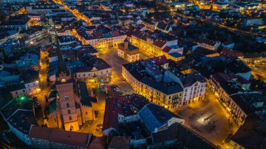 Tarnow aydınlatılmış eski kasaba manzarası, hava aracı manzarası, Polonya.
