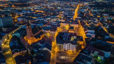 Tarnow aydınlatılmış eski kasaba manzarası, hava aracı manzarası, Polonya.