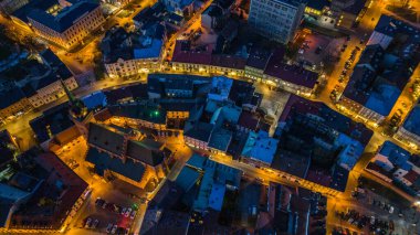 Tarnow aydınlatılmış eski kasaba manzarası, hava aracı manzarası, Polonya.