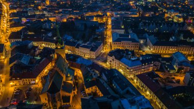 Tarnow aydınlatılmış eski kasaba manzarası, hava aracı manzarası, Polonya.