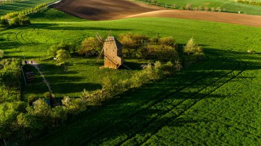 Çekiç köyünün çiçek açan bahçelerinde büyüleyici yel değirmeni.
