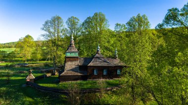 St. Cosmas ve Damian Ortodoks Kilisesi 'nin insansız hava aracı görüntüsü, Bartne, Polonya.