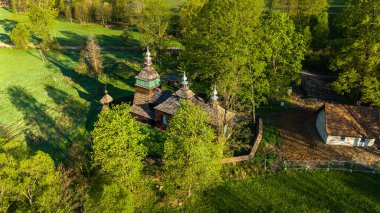 St. Cosmas ve Damian Ortodoks Kilisesi 'nin insansız hava aracı görüntüsü, Bartne, Polonya.