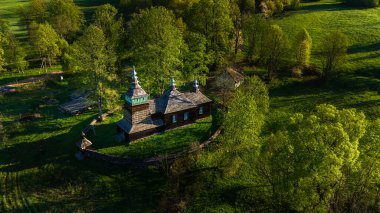 St. Cosmas ve Damian Ortodoks Kilisesi 'nin insansız hava aracı görüntüsü, Bartne, Polonya.