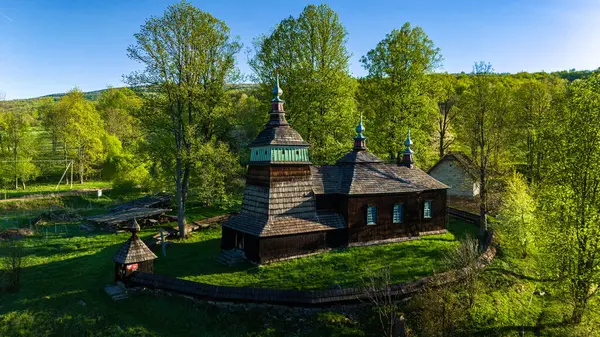 St. Cosmas ve Damian Ortodoks Kilisesi 'nin insansız hava aracı görüntüsü, Bartne, Polonya.