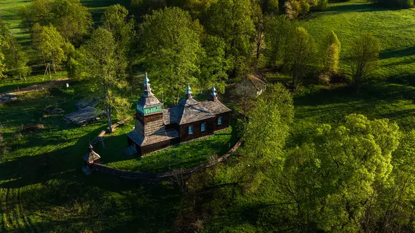 St. Cosmas ve Damian Ortodoks Kilisesi 'nin insansız hava aracı görüntüsü, Bartne, Polonya.