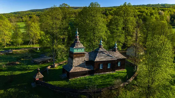 St. Cosmas ve Damian Ortodoks Kilisesi 'nin insansız hava aracı görüntüsü, Bartne, Polonya.