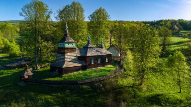 St. Cosmas ve Damian Ortodoks Kilisesi 'nin insansız hava aracı görüntüsü, Bartne, Polonya.