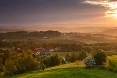 Polonya 'da kırsal alanda gün doğumu.
