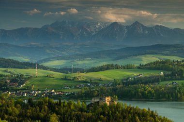 Czorsztyn Gölü ve Tatras 'ın Tarihi Kale Arkası Manzarası