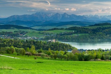 Czorsztyn Gölü ve Tatras 'ın Tarihi Kale Arkası Manzarası