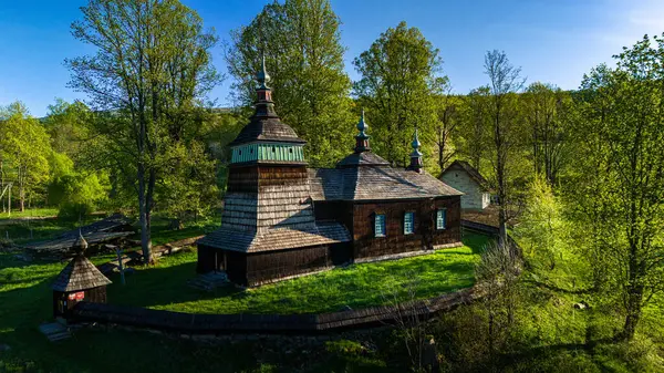 St. Cosmas ve Damian Ortodoks Kilisesi 'nin insansız hava aracı görüntüsü, Bartne, Polonya.