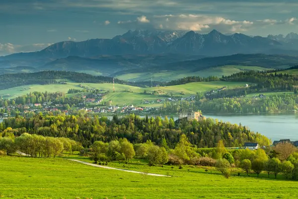 Tatra Dağları ile Czorsztyn Kalesi ve Gölü Panoramik Görünümü