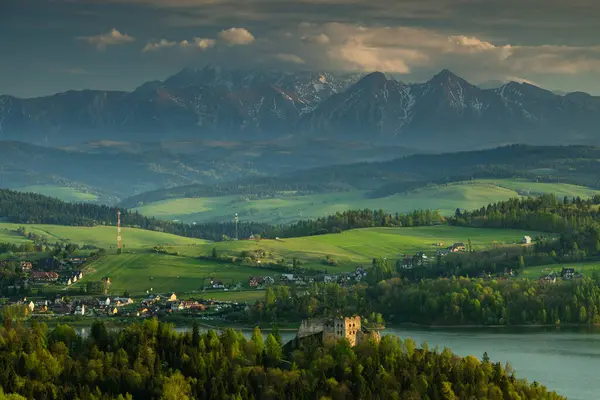 Czorsztyn Gölü ve Tatras 'ın Tarihi Kale Arkası Manzarası