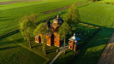 St Basil Ortodoks Kilisesi 'nin insansız hava aracı görüntüsü Büyük Konieczna, Polonya.