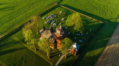 St Basil Ortodoks Kilisesi 'nin insansız hava aracı görüntüsü Büyük Konieczna, Polonya.