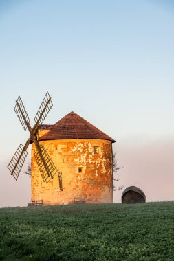 Kunkovice, Moravia, Çek Cumhuriyeti 'nde güneş doğarken geleneksel rüzgar gülü.