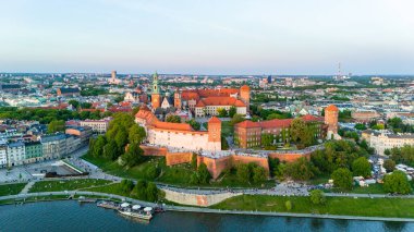 Wawel Kalesi ve Vistula Nehri üzerinde Gün Batımı