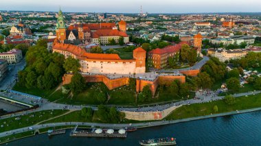 Günbatımında Krakow 'daki Wawel Kalesi' nin Hava Görüntüsü