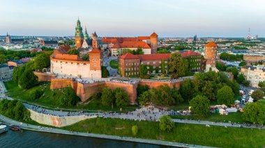 Wawel Kalesi ve Vistula Nehri üzerinde Gün Batımı