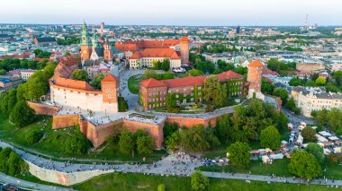 Wawel Kalesi ve Vistula Nehri üzerinde Gün Batımı
