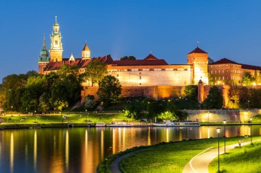 Krakow 'da Günbatımından Sonra Tarihi Wawel Kalesi Yanıyor