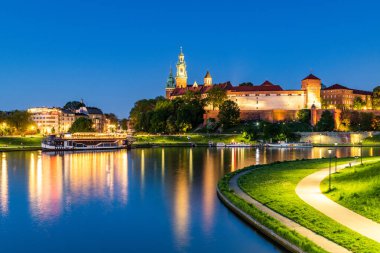 Krakow 'da Günbatımından Sonra Tarihi Wawel Kalesi Yanıyor