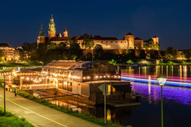 Wawel Şatosu Krakow, Polonya 'da Mavi Saatte Aydınlandı