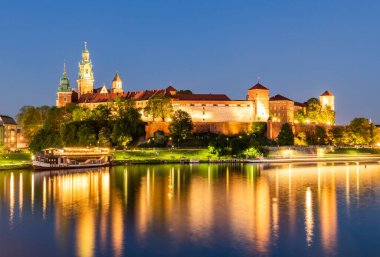 Wawel Kalesi ve Vistula Nehri üzerinde alacakaranlık parıltısı