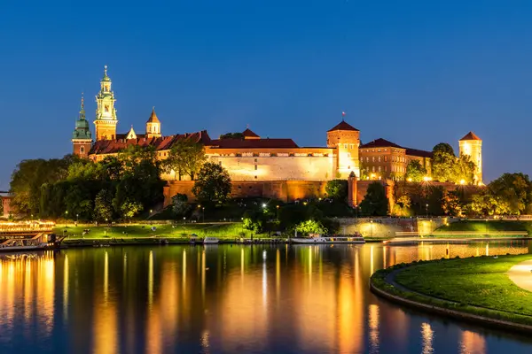 Wawel Kalesi ve Vistula Nehri üzerinde alacakaranlık parıltısı