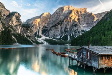 Yaz, Lago di Braies 'de ya da Pragser Wildsee' de gün batımında.