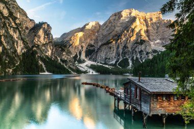 Doğa Lago di Braies ya da Pragser Wildsee Gün batımında.
