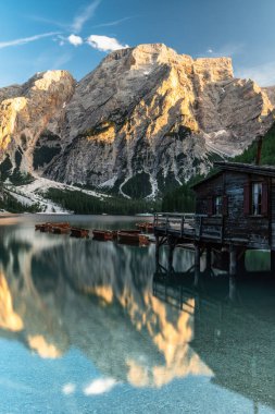 Yaz, Lago di Braies 'de ya da Pragser Wildsee' de gün batımında.