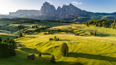 Alpe di Siusi Meadows 'da Altın Gün Doğumu, Dolomitler Dağları, İtalya.