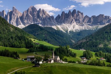 Kuzey İtalya 'da Alp Santa Maddalena ve Dolomites Tepeleri.