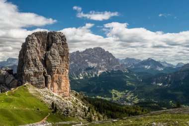 İkonik Cinque Torri Tepeleri, Dolomitler, İtalya Mavi Gökler Altında