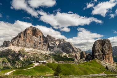 Dolomite Dağlarındaki Cinque Torri 'nin Yaz Manzarası