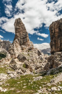 Dolomitlerdeki Cinque Torri Kayalıkları ve Alp Yolları, İtalya