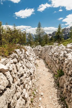 Cinque Torri 'deki Dolomitlerde Birinci Dünya Savaşı Askeri Siperleri