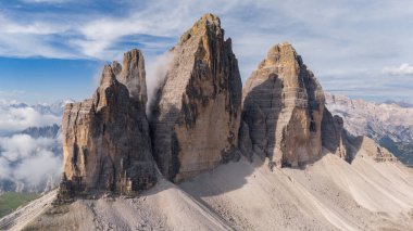Drei Zinnen Dağları üzerinde çarpıcı hava manzarası, İtalya