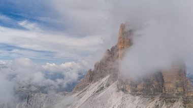 İtalyan Dolomitlerle Drei Zinnen 'in üzerinde uçmak